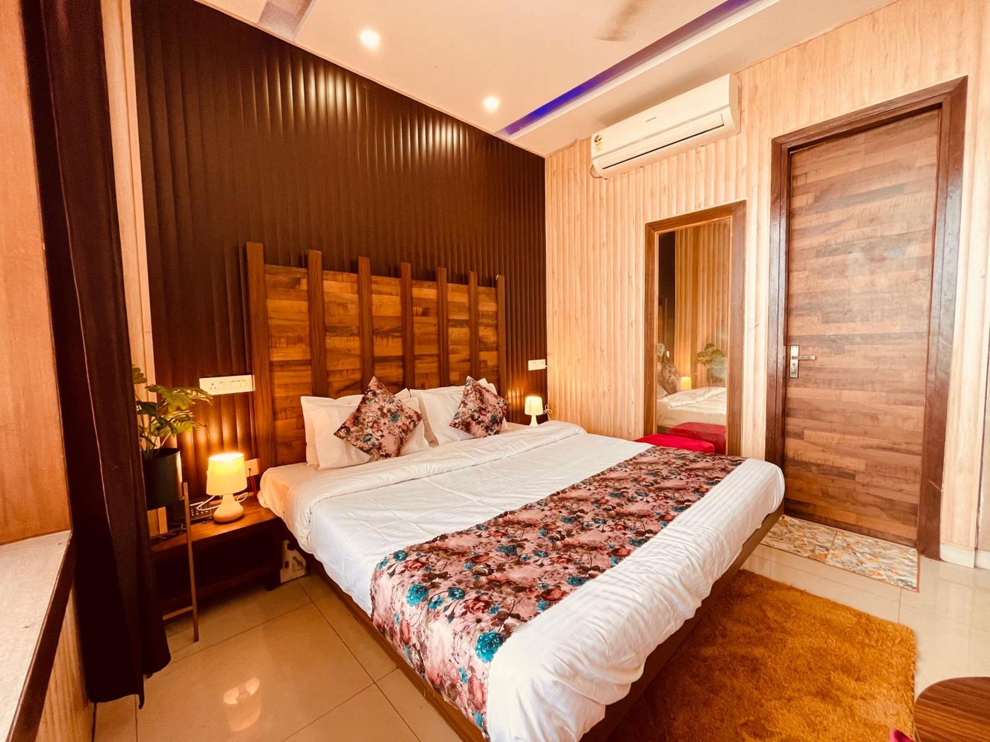Hotel The Pearl Grand - Top Rated ! Most Awarded ! Parking ! Lift ! Luxury Rooms ! Best Selling Zirakpur Exterior foto