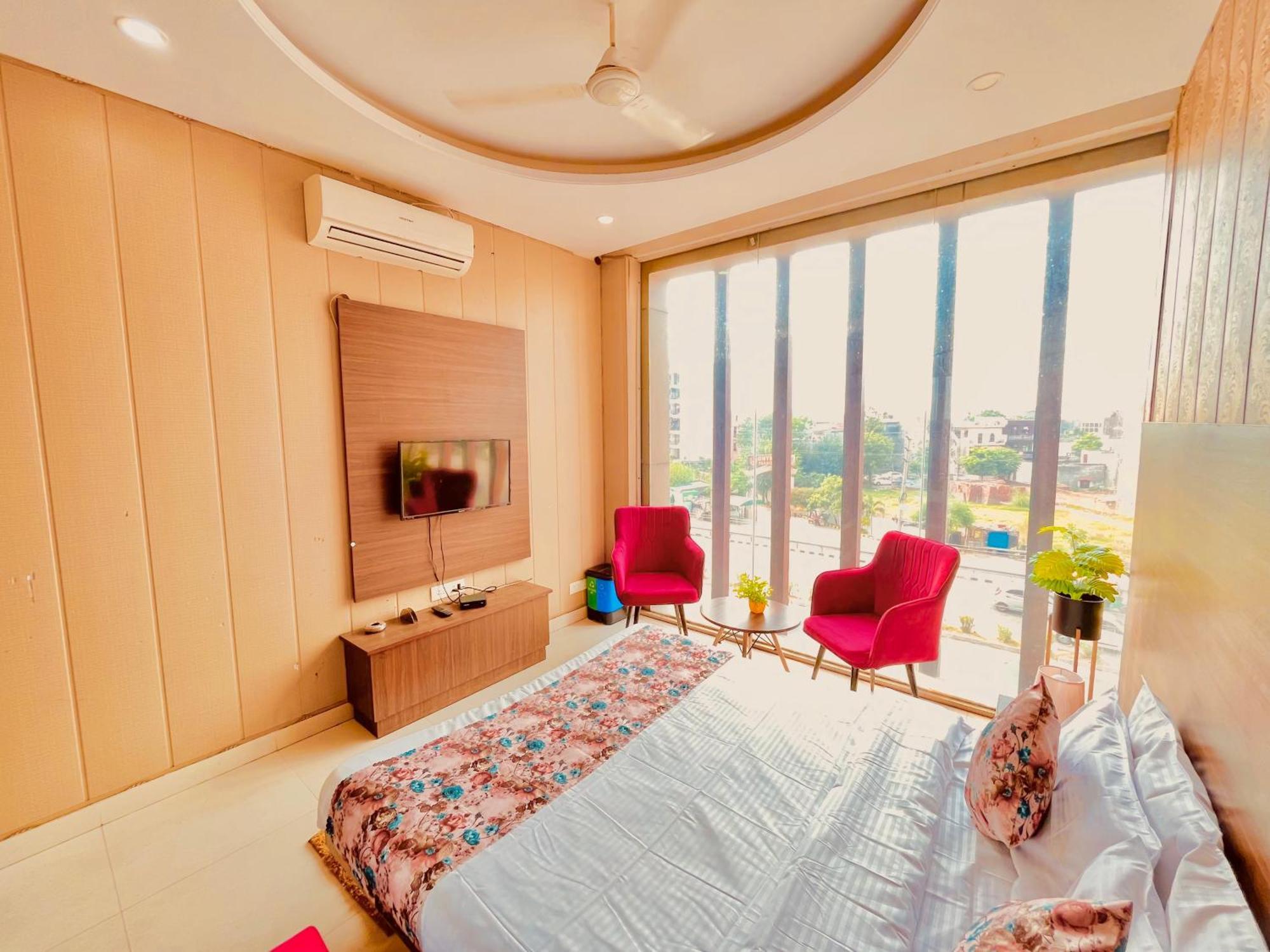 Hotel The Pearl Grand - Top Rated ! Most Awarded ! Parking ! Lift ! Luxury Rooms ! Best Selling Zirakpur Exterior foto
