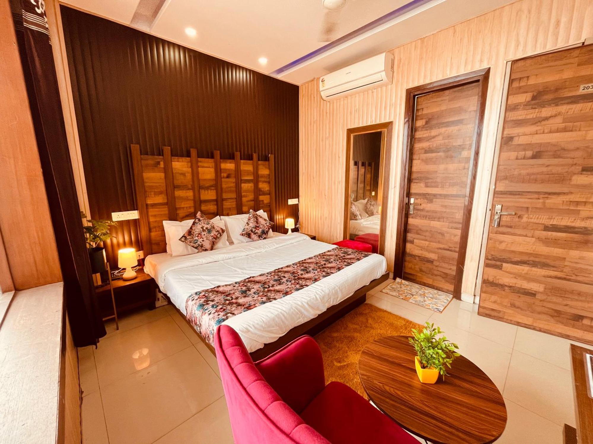 Hotel The Pearl Grand - Top Rated ! Most Awarded ! Parking ! Lift ! Luxury Rooms ! Best Selling Zirakpur Exterior foto