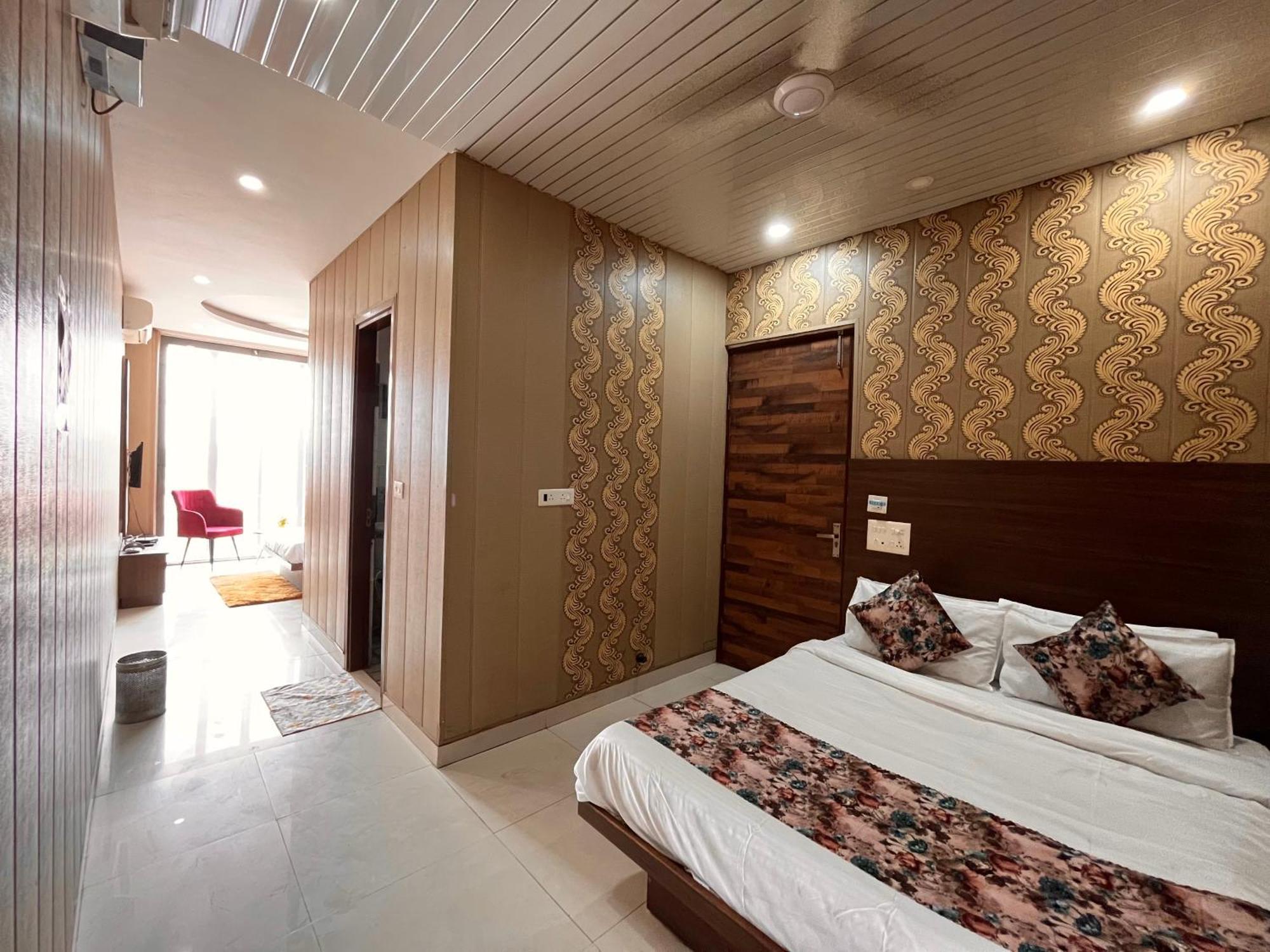 Hotel The Pearl Grand - Top Rated ! Most Awarded ! Parking ! Lift ! Luxury Rooms ! Best Selling Zirakpur Exterior foto